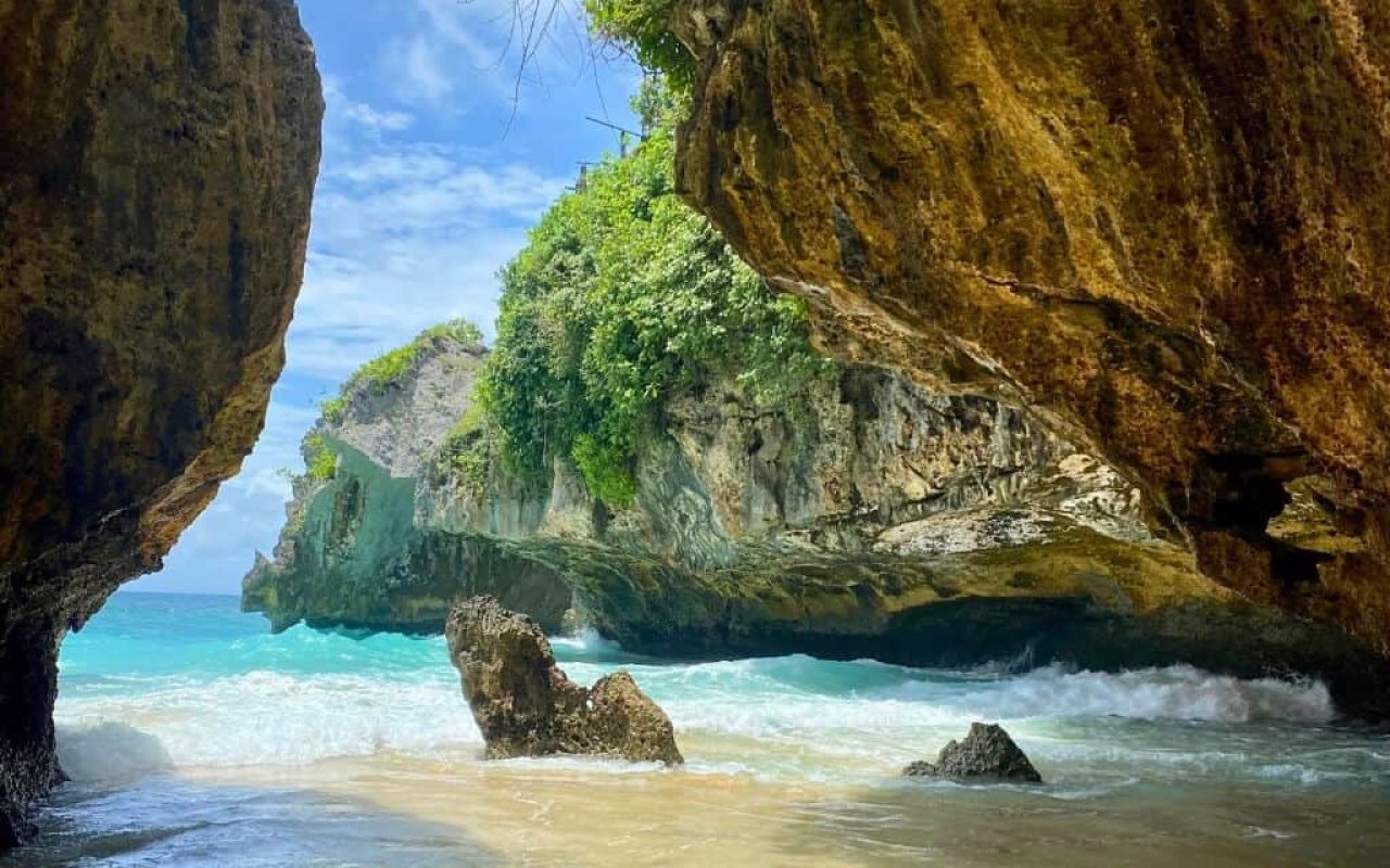 Suluban-Beach-in-Uluwatu-Bali