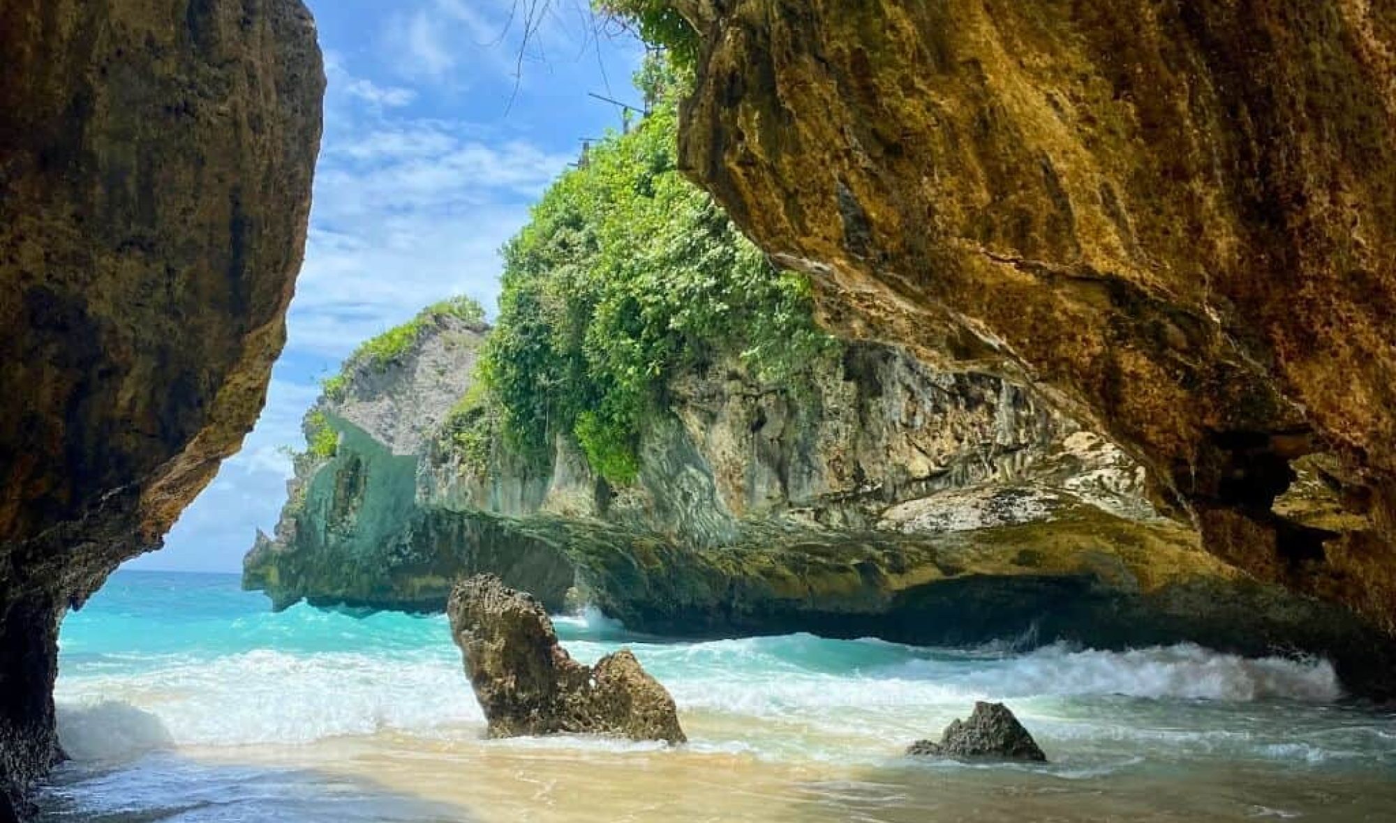 Suluban-Beach-in-Uluwatu-Bali